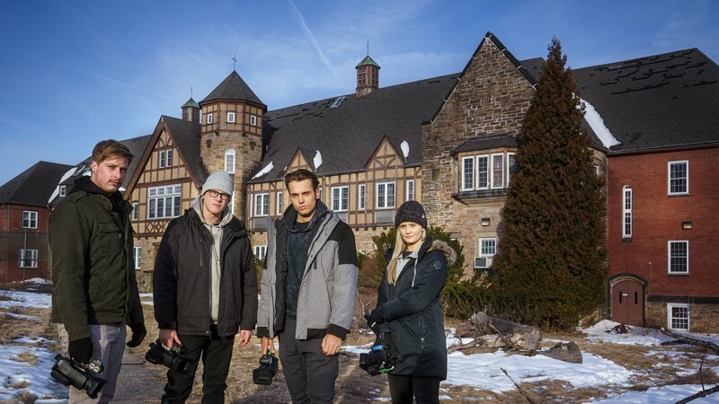 Alex Schroeder, Tanner Wiseman, Dakota Laden and Chelsea Laden at Cresson Sanatorium & Prison, as seen on Travel Channel’s Destination Fear. – Bild: Travel Channel /​ Discover Images /​ Warner Bros. Discovery, Inc.