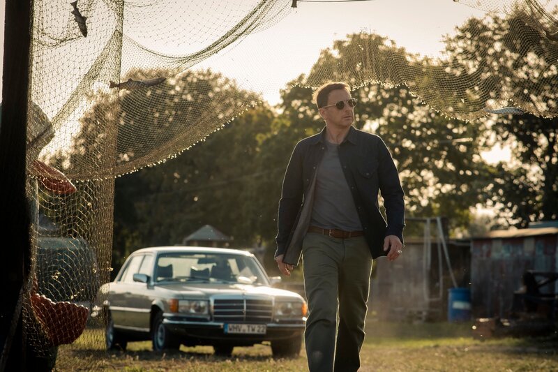 Tjark Wolf (Hendrik Duryn) betritt die Festplatzwiese. – Bild: RTL /​ Gordon Muehle /​ MadeFor Film GmbH