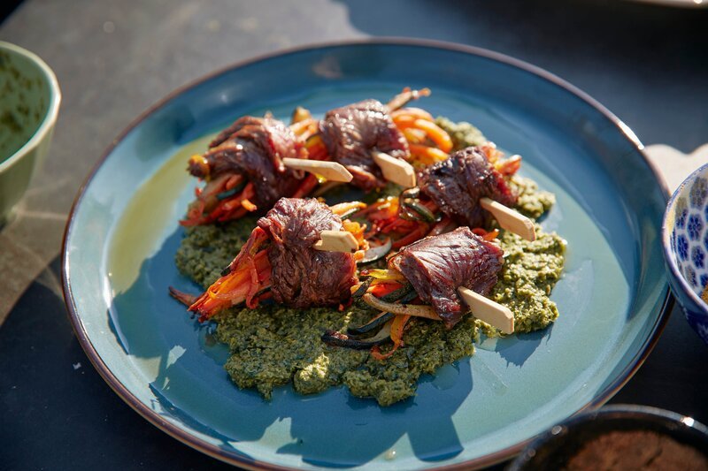 Köchin Ivana Austermayr und Schauspieler und Hobbykoch Adnan Maral tischen Gemüse gewickelt in Steak auf. – Bild: Marian Mok /​ BR /​ Yalla Productions GmbH