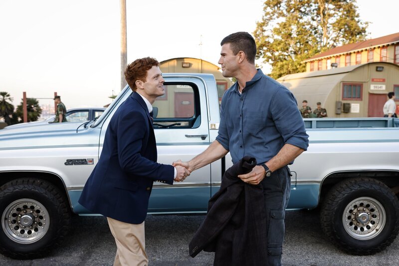 Special Agent Bernard Randolf (Caleb Foote, l.); Special Agent Leroy Jethro Gibbs (Austin Stowell, r.) – Bild: CBS Broadcasting, Inc. All Rights Reserved. /​ Sonja Flemming