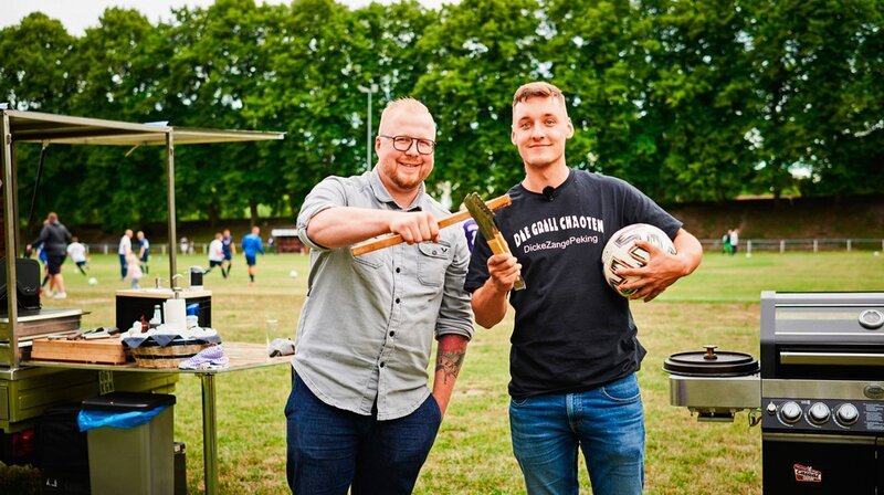 Luiz Illgen (Grill-Enthusiast von den „Grill-Chaoten“ aus Roggendorf bei Gadebusch) vs. Stefan Pistol (Metzgermeister und Grillprofi aus Roggentin bei Rostock). – Bild: NDR/​Populärfilm
