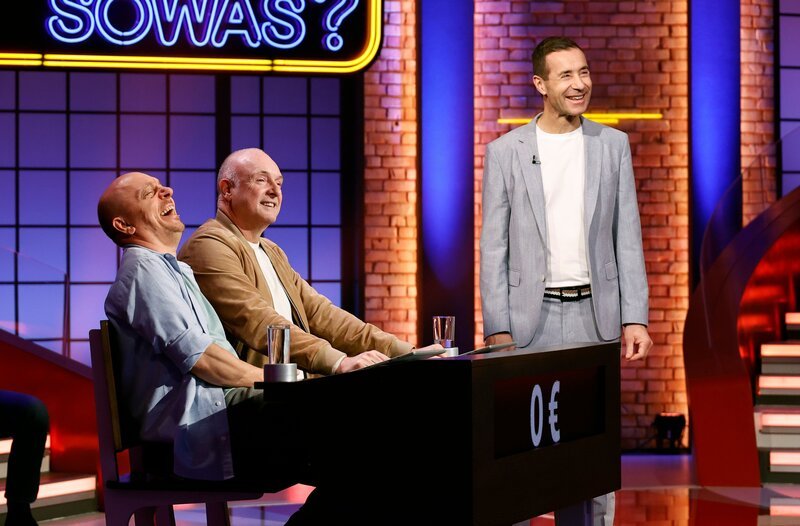 Moderator Kai Pflaume (r.) mit Rateteam-Kapitän Bernhard Hoëcker (l.) und dem Fernsehmoderator und Sportreporter Frank Buschmann (M.). – Bild: ARD/​Morris Mac Matzen