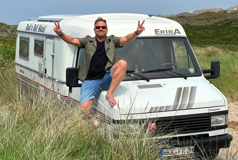 Friso Richter mit Oldtimer-Wohnmobil „Pamela“. – Bild: HR/​Lukas Lowack