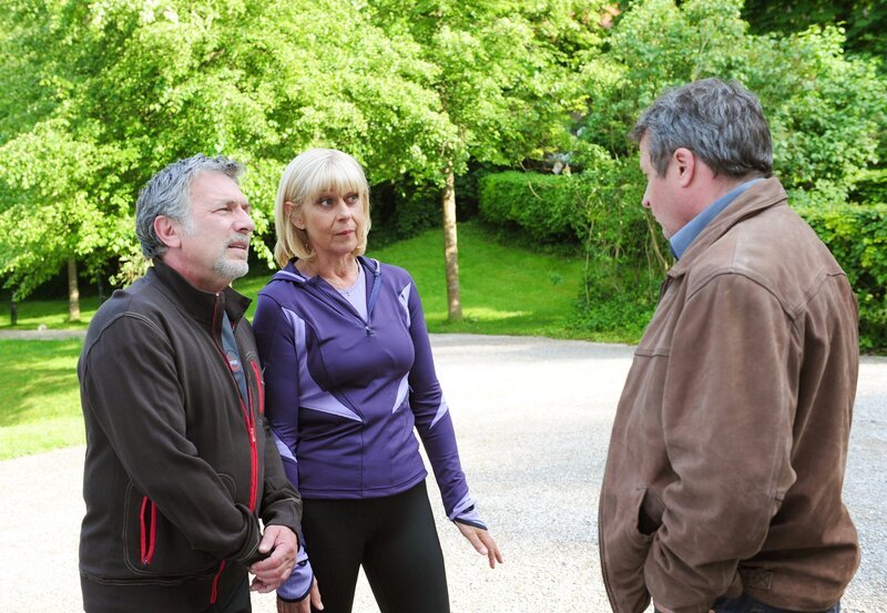 Julius (Michele Oliveri, l.) missfällt es, dass Charlotte (Mona Seefried, M.) für Werner sogar Kriminalhauptkommissar Meyser (Christoph Krix, r.) anlügt. – Bild: ARD/​Ann Paur