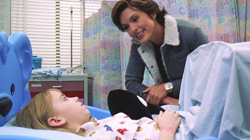 Die kleine Sophie (Andrea Bowen) wurde entführt und vergewaltigt. Im Krankenhaus versucht Detective Olivia Benson (Mariska Hargitay), von dem Mädchen etwas über ihren Peiniger zu erfahren. – Bild: RTL NITRO