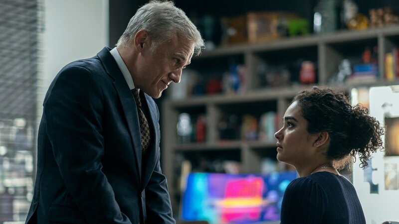 Regus Patoff (Christoph Waltz) und Elaine (Brittany O’Grady) – Bild: Amazon
