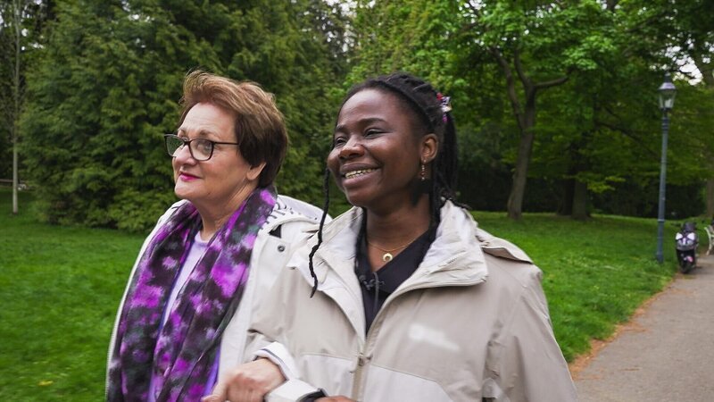 Martina Kainz und Evelyne Adoun. – Bild: ORF