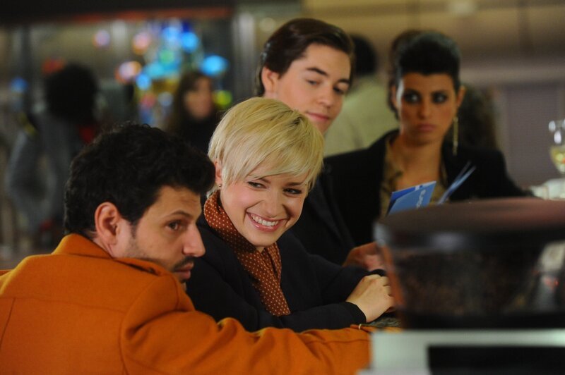 Luca und Olivia wittern die Chance, den ungeliebten Weihnachtsferien im Kreis der Familie zu entgehen. (v.l.n.r.) Luca (Manuel Cortez), Olivia (Kasia Borek), Kai (Frederic Böhle) und Carla (Sarah Mühlhause) … – Bild: SAT.1 /​ Oliver Ziebe Eigenproduktionsbild frei
