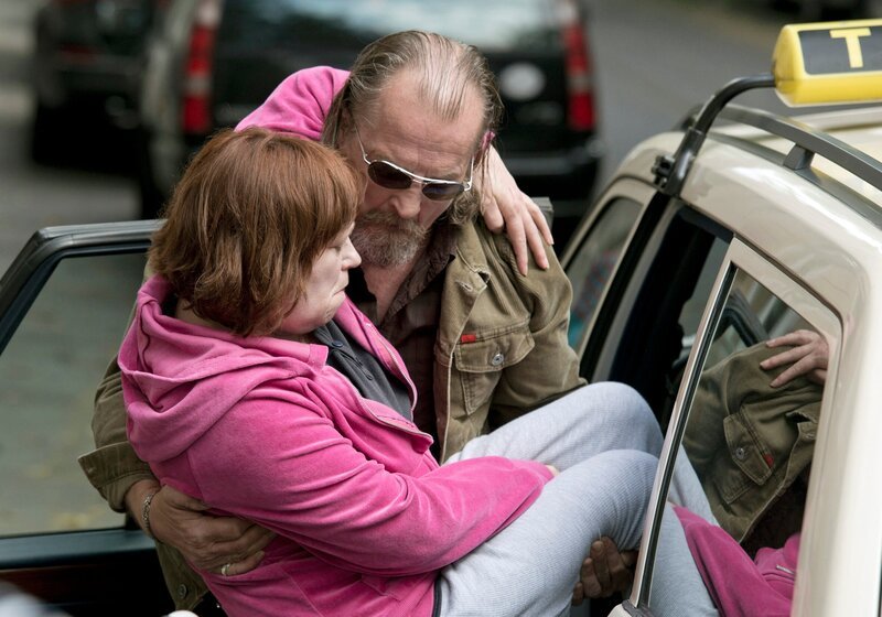 Der immer etwas ruppig erscheinende Harry (Paul Fassnacht) kümmert sich auf seine Weise um Uschi (Marie Gruber). – Bild: ARD Degeto/​Martin Menke