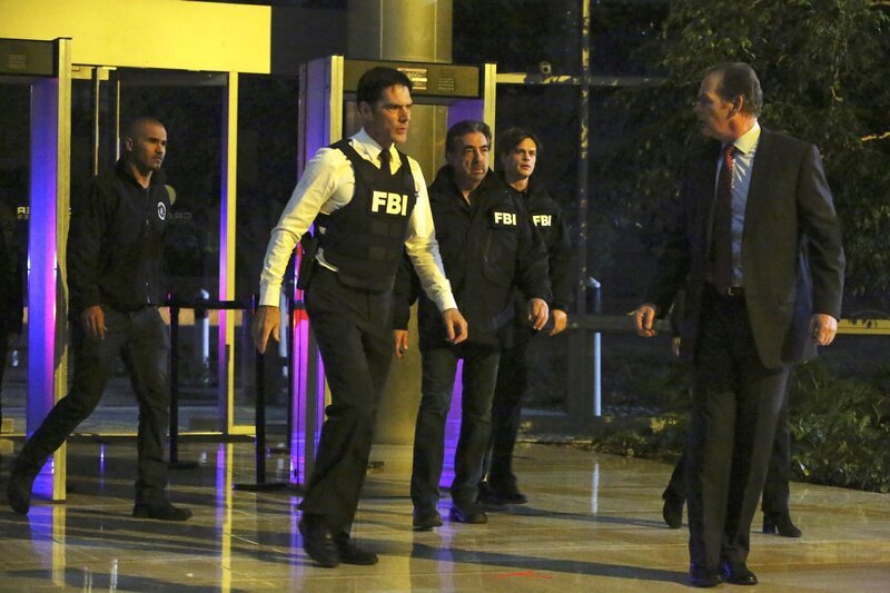 Als JJ entführt wird, versuchen Reid (Matthew Gray Gubler, 2.v.r.), Derek (Shemar Moore, l.), Hotch (Thomas Gibson, 2.v.l.) und Rossi (Joe Mantegna, M.) alles, um sie lebend zu finden. Doch das ist keine leichte Aufgabe … – Bild: ABC Studios