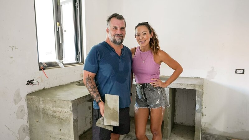 Stephanie Sitt and Luke Shantz pose in the kitchen, as seen on Betting on Paradise, Season 1. – Bild: Warner Bros. Discovery