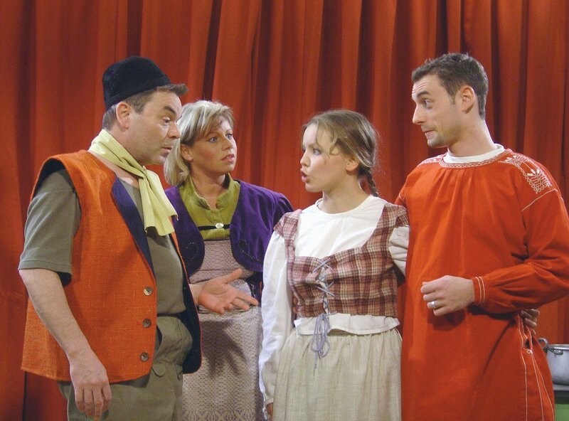 Eine altertümliche Tragödie spielt sich nicht so leicht. Die Darsteller haben so ihre Schwierigkeiten bei der „Premiere“. von li. n.re.: Albin Braig, Heike Gmeiner Karoline Müller, Bastian Braig. – Bild: SWR/Braig-Productions Eine altertümliche Tragödie spielt sich nicht so leicht. Die Darsteller haben so ihre Schwierigkeiten bei der „Premiere“. von li. n.re.: Albin Braig, Heike Gmeiner Karoline Müller, Bastian Braig. – Bild: SWR/Braig-Productions