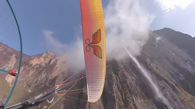 Immer an der Wand lang: Paramotor-Fliegen am Monte Roraima ist nicht ungefährlich – vor allem wegen der unberechenbaren Winde. – Bild: 3sat