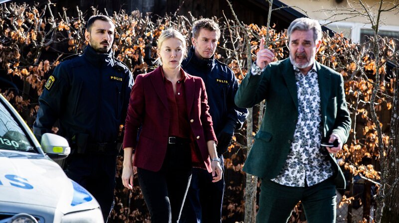 Bäckström (Kjell Bergqvist, re.) verschweigt seinen Kollegen Olzzon (Peshang Rad, li.), Carlsson (Agnes Lindström Bolmgren, Mitte li.), und Olsson (Filip Berg, Mitte re.) seine Entdeckung. – Bild: ARD Degeto/​Yellow Bird/​Cmore/​TV4/​Jonath Mathew