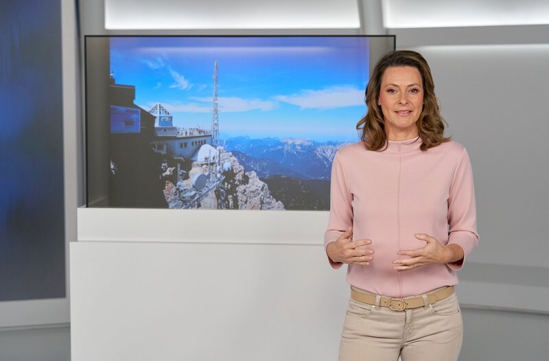 Dank künstlicher Intelligenz könnten Wetterprognosen bald schneller und präziser werden. Wie gut die KI bei Extremwetterlagen ist und warum man tatsächlich auch noch „echte“ Meteorologen benötigt, erklärt Anja Reschke in „Wissen vor acht – Zukunft“. – Bild: ARD/​Michael Boehme