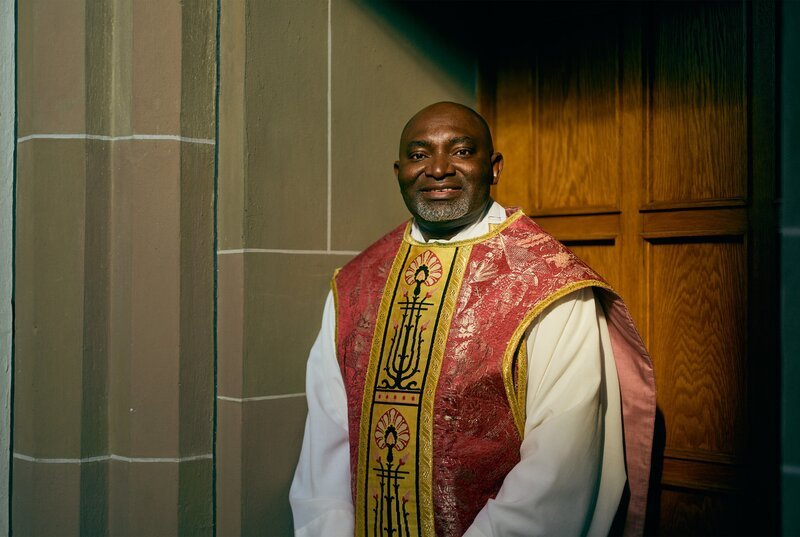 Der in Nigeria geborene Priester Uchenna Aba arbeitet seit zehn Jahren als katholischer Seelsorger in Goch-Kessel am Niederrhein und hat bereits rassistische Erfahrungen gemacht. – Bild: phoenix/​ZDF/​Sebastian Wolf