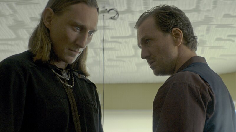 Dejan Demko (Liliom Lewald, li.) und Adrian (Jan Kauter) geraten unter Druck. Weiteres Bildmaterial finden Sie unter www.br-foto.de. – Bild: ARD Degeto/​Surreal Dogs GmbH/​CBS Studios/​Repro