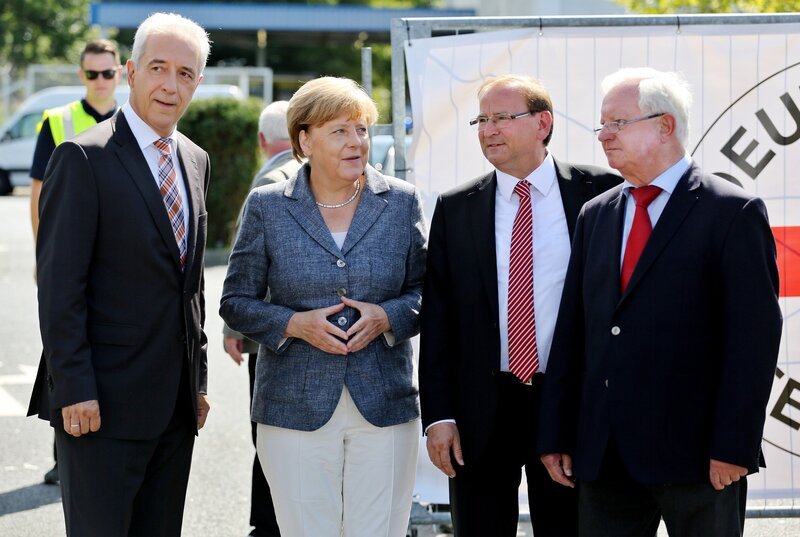Nach tagelangen rechtsextremen Ausschreitungen vor einer Flüchtlingsunterkunft in Heidenau besucht Bundeskanzlerin Angela Merkel im August 2015 die Stadt. – Bild: rbb/picture alliance/dpa/Jan Woitas Nach tagelangen rechtsextremen Ausschreitungen vor einer Flüchtlingsunterkunft in Heidenau besucht Bundeskanzlerin Angela Merkel im August 2015 die Stadt. – Bild: rbb/picture alliance/dpa/Jan Woitas