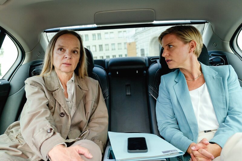 L-R: Elfriede Grünberger (Sissy Höfferer), Elisabeth Zeipel (Kristina Sprenger). – Bild: ARD/​ORF/​MR Film/​Petro Domenigg