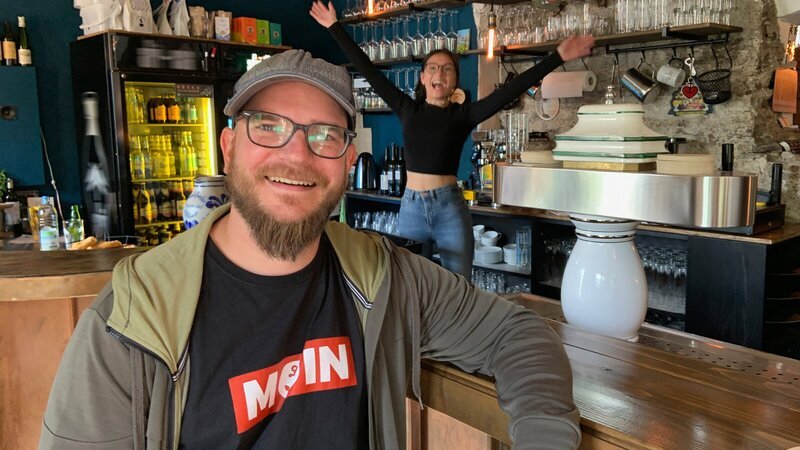 Simon Birr mit einer Mitarbeiterin in seiner Jazzkneipe. – Bild: 3sat