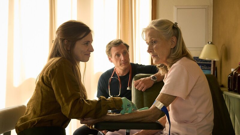 Keine Praxis, doch bereits eine Patientin: Josefine Preuss als Charlie Winkler, Patrick Kalupa als Dr. Moritz Neiss, Hedi Kriegeskotte als Doris Stecker – Bild: SRF/​ZDF/​Rudolf Wernicke