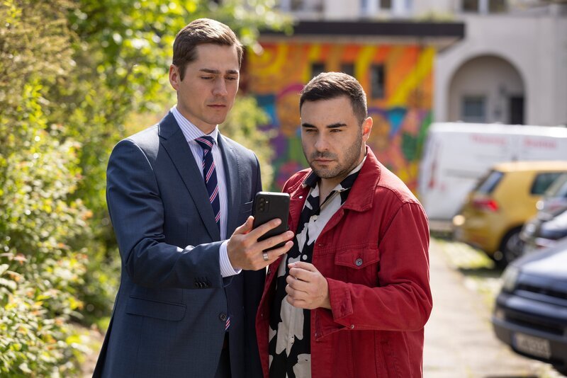 Ringo (Timothy Boldt, l.) und Easy (Lars Steinhöfel) erfahren entsetzt von Julius’ Übersprungshandlung. – Bild: @RTL