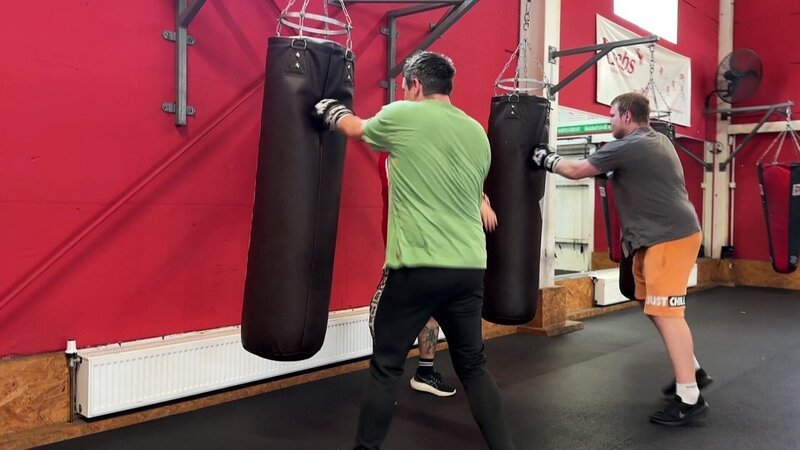 Jean (re.) und Carsten bereiten sich auf ihren nächsten Wettkampf im Boxring vor und merken beim Training, dass einige Herausforderungen auf sie zukommen. – Bild: RTLZWEI