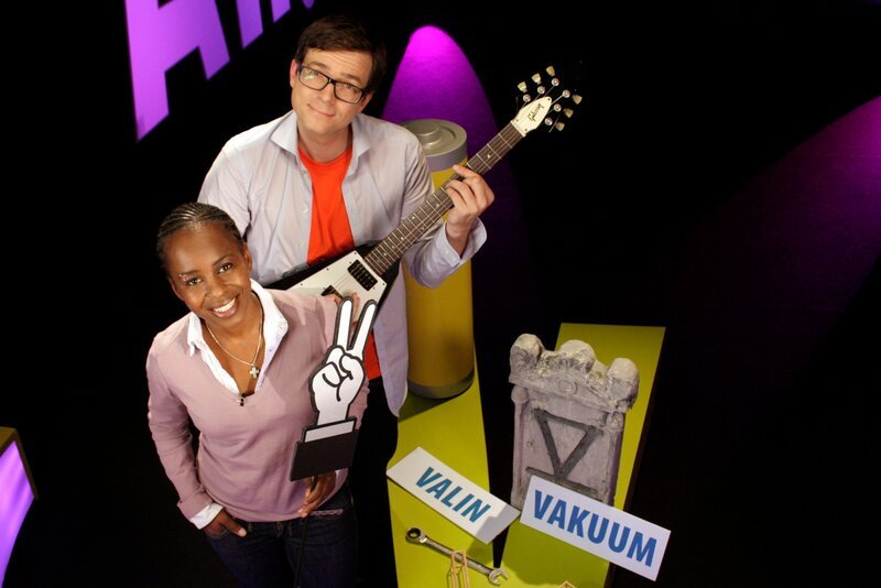 ARD/​WDR WISSEN MACHT AH!, „erschwunden“. Shary und Ralph haben das „V“ verlegt, verraten aber, was der Buchstabe alles bedeuten kann – in der Kunst, bei den Römern, in Mathe, Physik, auf Auto-Nummernschildern und in Bio. – Bild: WDR/​Thorsten Schneider