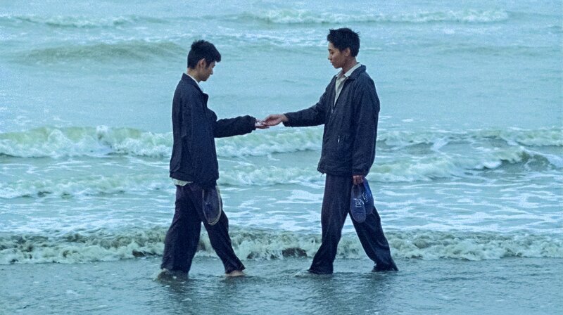 Viet (Thanh Hai Pham, li.) und Nam (Duy Bao Dịnh Dao) durchqueren das Land von Norden nach Süden. (Lizenzzeiten bis 30.09.2026) – Bild: rbb/Salzgeber/Nicolas Graux Viet (Thanh Hai Pham, li.) und Nam (Duy Bao Dịnh Dao) durchqueren das Land von Norden nach Süden. (Lizenzzeiten bis 30.09.2026) – Bild: rbb/Salzgeber/Nicolas Graux