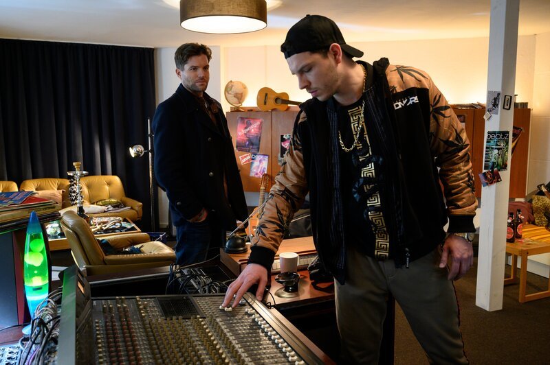 Hat der Stuttgarter Rapper Marc Jessner (Bastian Hagen, r.) – aka Botnang Style – nach einem Streit den Museumsdirektor Dr. Kilian Stöger erschlagen? Seine gewaltverherrlichenden und frauenfeindlichen Rap-Texte lassen Jo Stoll (Peter Ketnath, l.) jedenfalls aufhorchen. – Bild: MARKUS_FENCHEL /​ ZDF