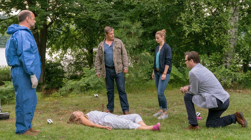 Eva Herzog wird von ihrem Ehemann mit einem Messer in der Brust im Garten gefunden. V.l.n.r. Der Pathologe Dr. Strahl (Christoph Tomanek), Finn Kiesewetter (Sven Martinek), Nina Weiss (Julia Schäfle) und Lars Englen (Ingo Naujoks) stehen vor einem rätselhaften Fall. – Bild: ARD/​Georges Pauly