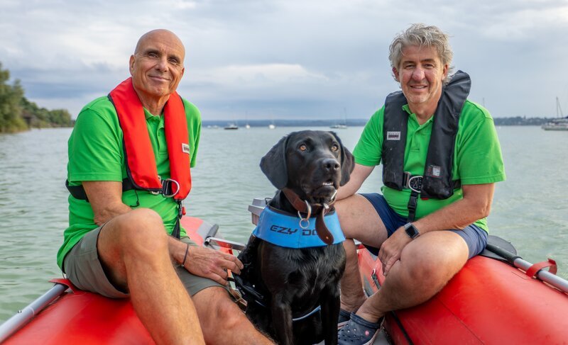 Ertrunkene mithilfe ihrer speziell ausgebildeten Hunde aufspüren – das ist die Mission von Kai Einfeldt (r.) und Uwe Marr (l.) vom Verein „Technische Hundestaffel“. – Bild: ZDF und Daniel Assmann