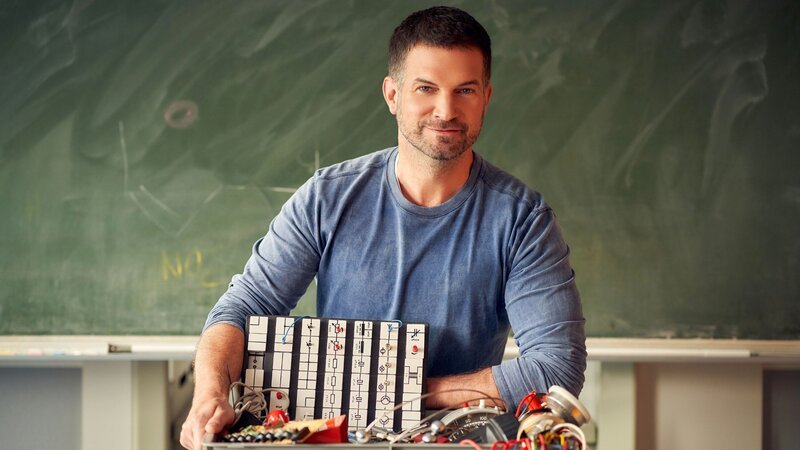 Simon Böer spielt den Physik- und Mathelehrer David Ritter – Bild: TVNOW /​ Frank Dicks