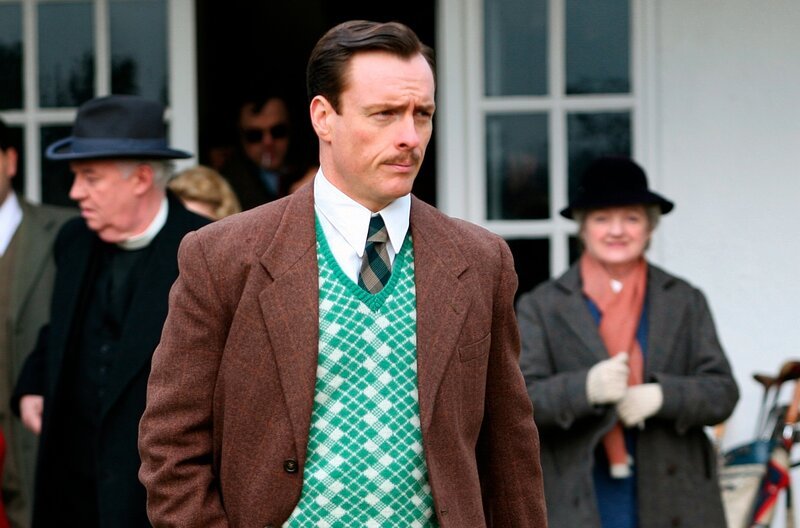 V.l.n.r.: Dermot (David Calder), George Pritchard (Toby Stephens), Miss Marple (Julia McKenzie) – Bild: WDR/​ITV plc/​Granada International