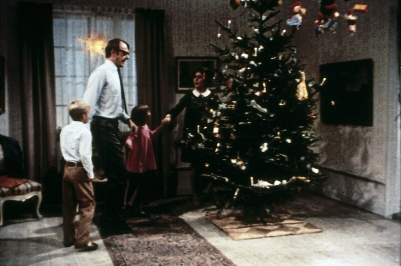 Tommy (Pär Sundberg, l.), Annika (Maria Persson, 2.v.r.) und ihre Eltern beim fröhlichen Tanz um den Weihnachtsbaum. – Bild: ZDF/​Taurus Film