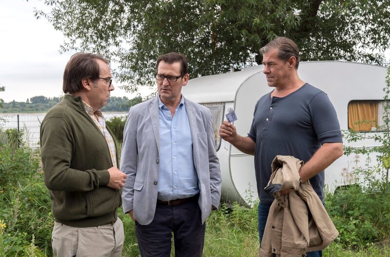 Lars Englen (Ingo Naujoks, M.) und Finn Kiesewetter (Sven Martinek, r.) befragen den Gärtner Heinz Gieck (Albrecht Ganskopf, l.). Er gibt Alexander Blohm die Schuld am Tod seiner minderjährigen Tochter. – Bild: WDR/​ARD/​Georges Pauly