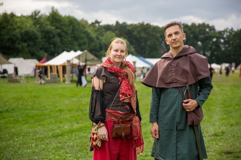 Pia Bergmann nutzt „Live Action Roleplay“, um sich eine Auszeit von der Realität zu nehmen. Im Gespräch mit Eric Mayer erklärt sie, dass es ihrer psychischen Gesundheit hilft, einem Hobby nachzugehen. – Bild: ZDF und Jan Hinkes