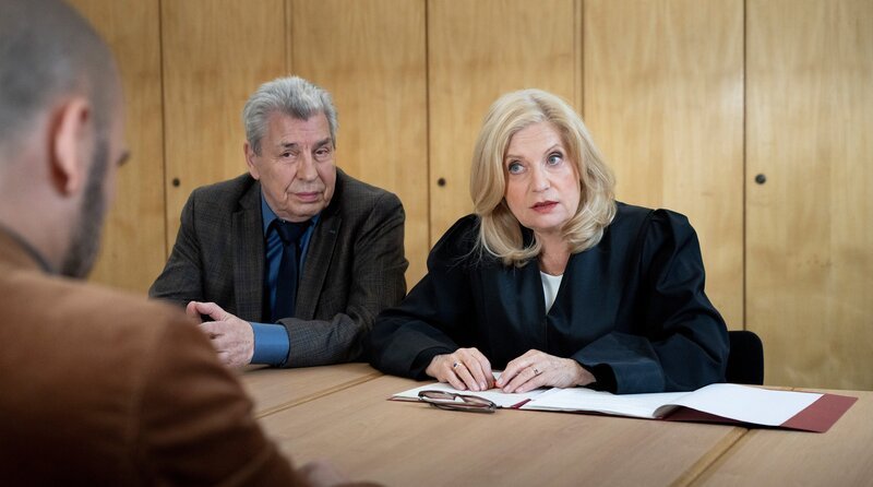 Anwältin Isa von Brede (Sabine Postel, r.) vertritt den 82-jährigen Henning Laban (Karlheinz Lemken, l.), dessen Führerschein eingezogen wurde, weil er angeblich fahruntüchtig sei. – Bild: ARD/​Georges Pauly