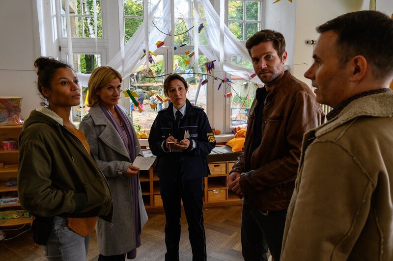 Von links: Ines Richter (Davina Donaldson), Martina Seiffert (Astrid M. Fünderich), Sibylle Beyer (Bärbel Stolz) und Joachim Stoll (Peter Ketnath) ermitteln im Fall einer toten Kita-Leiterin. Spielt ihnen der übereifrige Vater Philipp Kammerer (Carsten Strauch) die heile Kita-Welt nur vor? – Bild: MARKUS_FENCHEL /​ ZDF