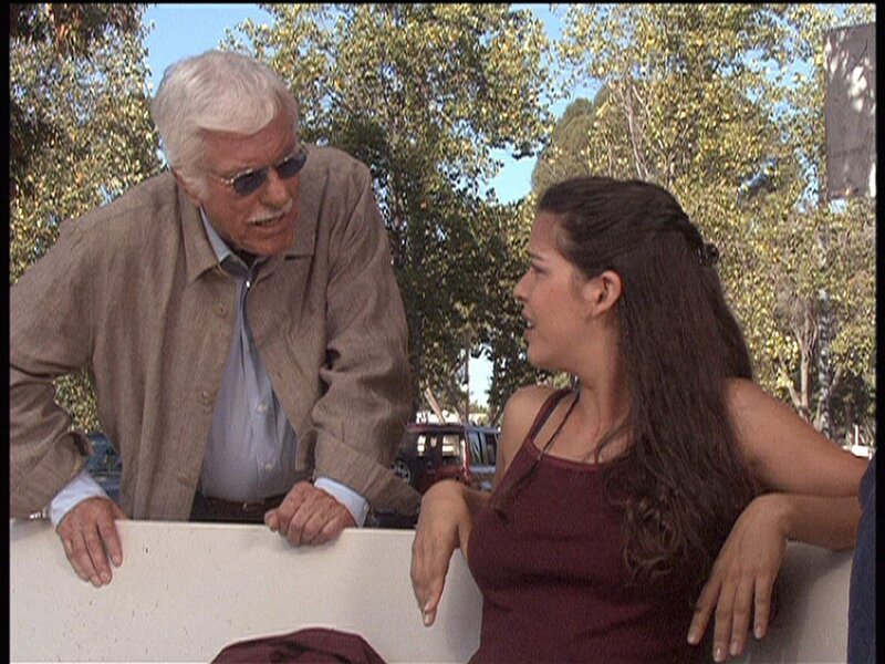 Mark (Dick Van Dyke, l.) fühlt Carla (Nicole Tratini, r.) auf den Zahn. Ihr Bekannter Ray wird verdächtigt, den Ehemann seiner Geliebten erschossen zu haben. – Bild: Sat.1 Gold