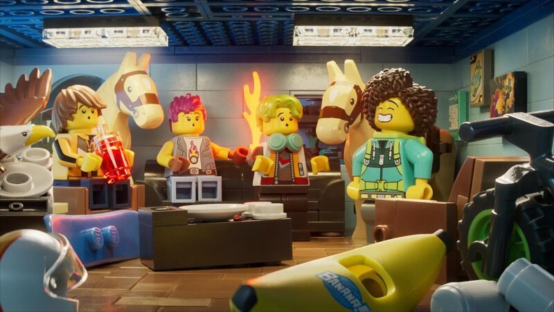 Just Jason (2.v.l.), Mech.Max (4.v.l.), Bytz (3.v.r.), Wanda About (r.) – Bild: The LEGO Group. All Rights Reserved