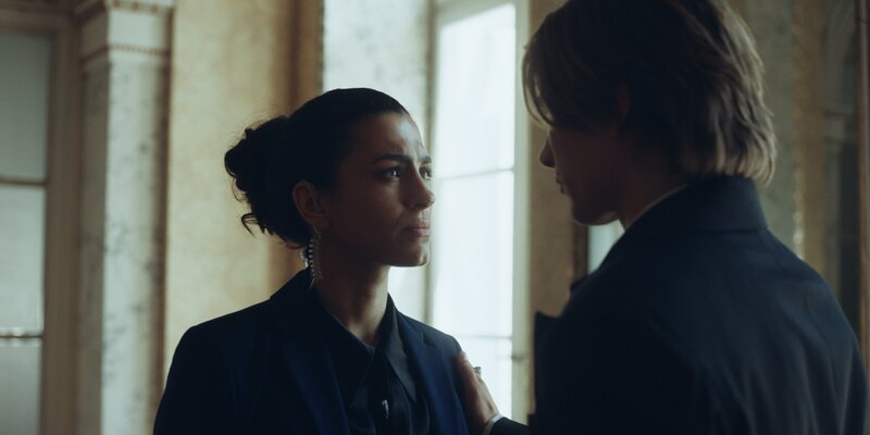 Nicolas Dardenne (Gustav Schmidt, r.) will mit Louna Lloris (Anna Bardavelidze, l.) zusammen abhauen, aber sie erinnert ihn an sein Versprechen. – Bild: Max Berner /​ ZDF