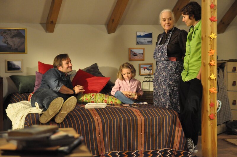 Gregor will Emma beweisen, dass es gar nicht so schlecht ist, alt zu sein. Von links: Gregor Brunner (Holger M. Wilhelm), Emma Lechner (Anouk Lux), Theresa Brunner (Ursula Erber) und Fanny Lechner (Katrin Lux). – Bild: BR/​Jo Bischoff