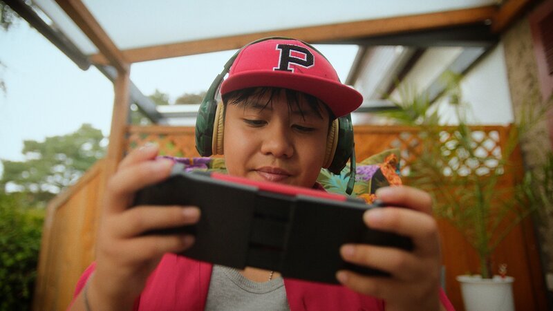 Rocco (Hoang Minh Ha) spricht Spanisch mit seinem neuem Freund Ignacio, den er beim Online-Spielen kennengelernt hat. – Bild: ZDF und Albrecht von Grünhagen