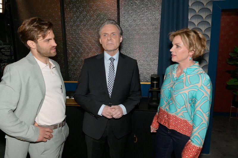 Gerners (Wolfgang Bahro, M.) Ablehnung versetzt Yvonne (Gisa Zach) einen Stich. Links Julian (Onno Buß). – Bild: RTL