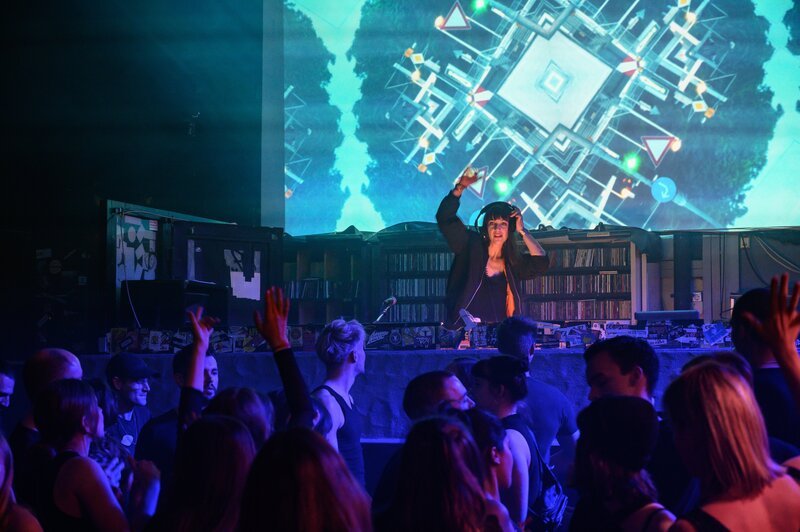 Die Clubbesitzerin Talida Hart (Oona von Maydell) heizt der Menge im Stuttgarter Technoclub „Märzhasen“ mächtig ein. Doch als der zweite Clubbesitzer ermordet aufgefunden wird, wird die Feierstimmung jäh getrübt. Clubgäste (Komparsen). – Bild: MARKUS_FENCHEL /​ ZDF und MARKUS_FENCHEL
