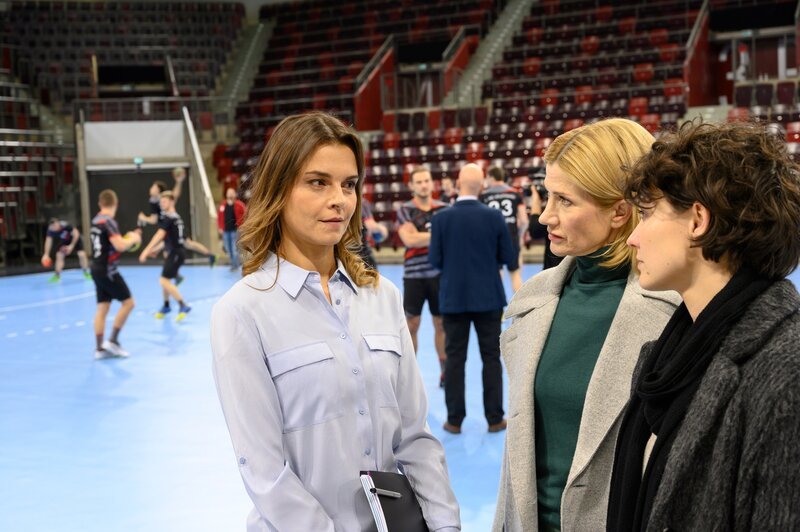 Ein ehemaliger Handball-Star wird ermordet und Martina Seiffert (Astrid M. Fünderich, M.) ermittelt mit ihrer Kollegin Nele Becker (Nina Siewert, r.) im direkten Vereinsumfeld. Annika Brett (Susan Hoecke, l.), die Pressesprecherin des Vereins, versucht dies freundlich zu unterbinden, um den Spielbetrieb nicht zu stören. – Bild: MARKUS_FENCHEL /​ ZDF