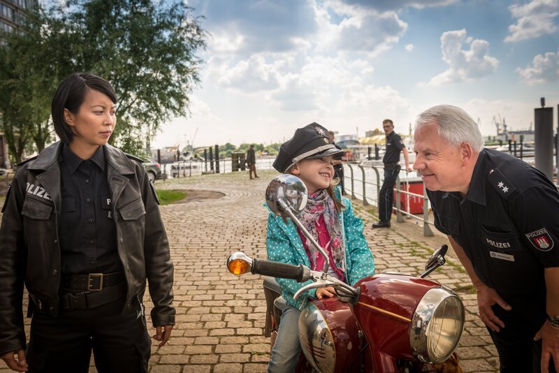 Alexa (Minh-Khai Phan-Thi, l.) beobachtet, wie leicht es Wolle (Harald Maack) fällt, einen Zugang zu Lucie (Leni Leinfelder, M.) zu finden. – Bild: ZDF und Boris Laewen