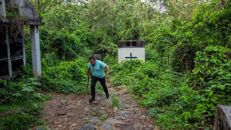 Person walking through Cemetery in Armero – Bild: TLC (DEUT)