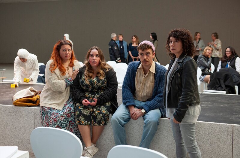 Boutique-Besitzerin Sandra Freut (Nadja Zwanziger, l.) und ihre Tochter Alina (Dilara Aylin Ziem, 2.v.l.) sind geschockt. Nils Sanchez (Enrique Fiß, 2.v.r.) und Harry Möller (Maria Ketikidou, r.) wollen herausfinden, wer für den Anschlag bei der Modenshow verantwortlich ist (mit Kompars:innen, h.). – Bild: ARD/​Thorsten Jander